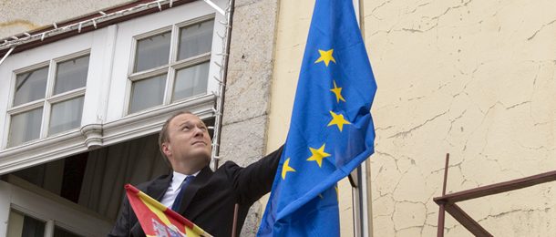 hastear da bandeira da união europeia no dia da...
