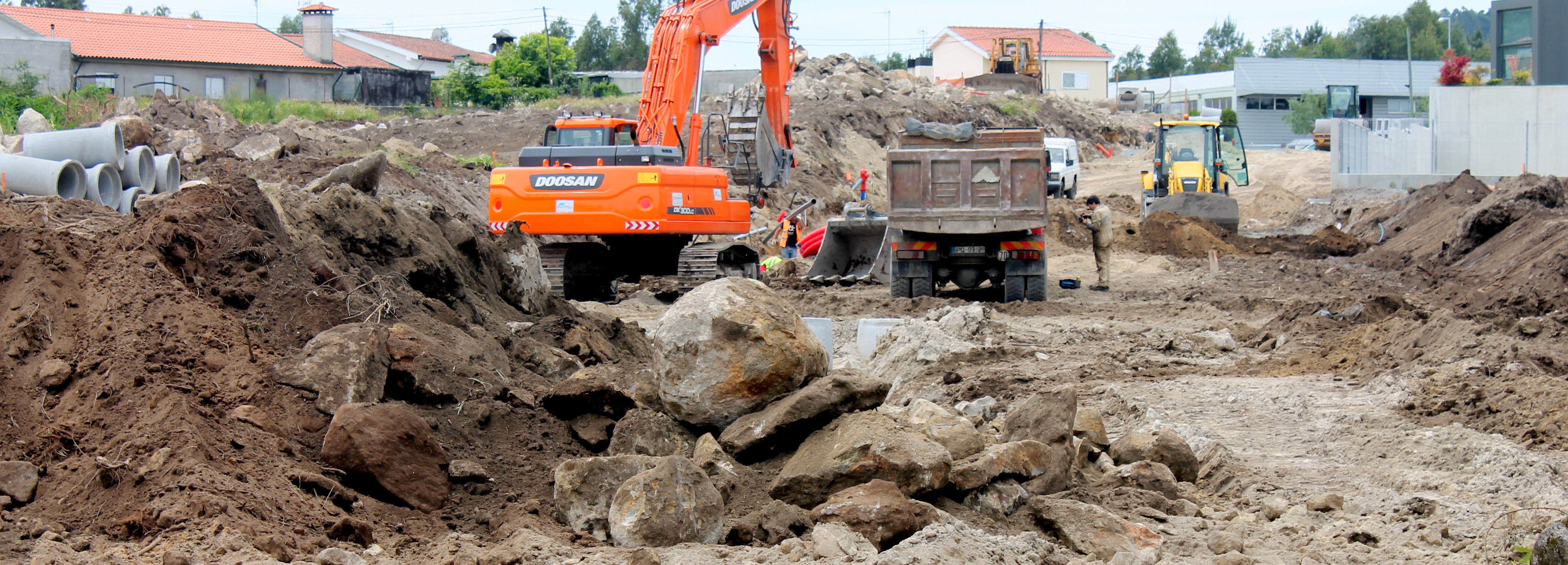 Câmara Municipal constrói arruamento no Parque Industrial do Corujo