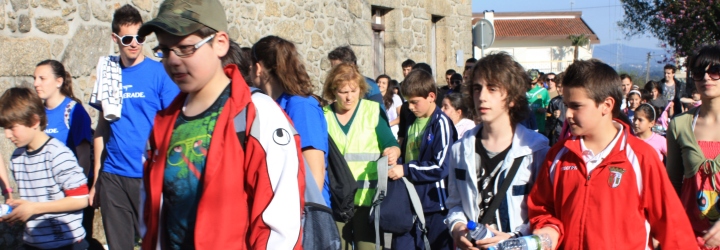 Dezenas de participantes na caminhada em Galegos S. Martinho