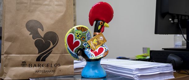 câmara oferece galos de barcelos para apelar à ...
