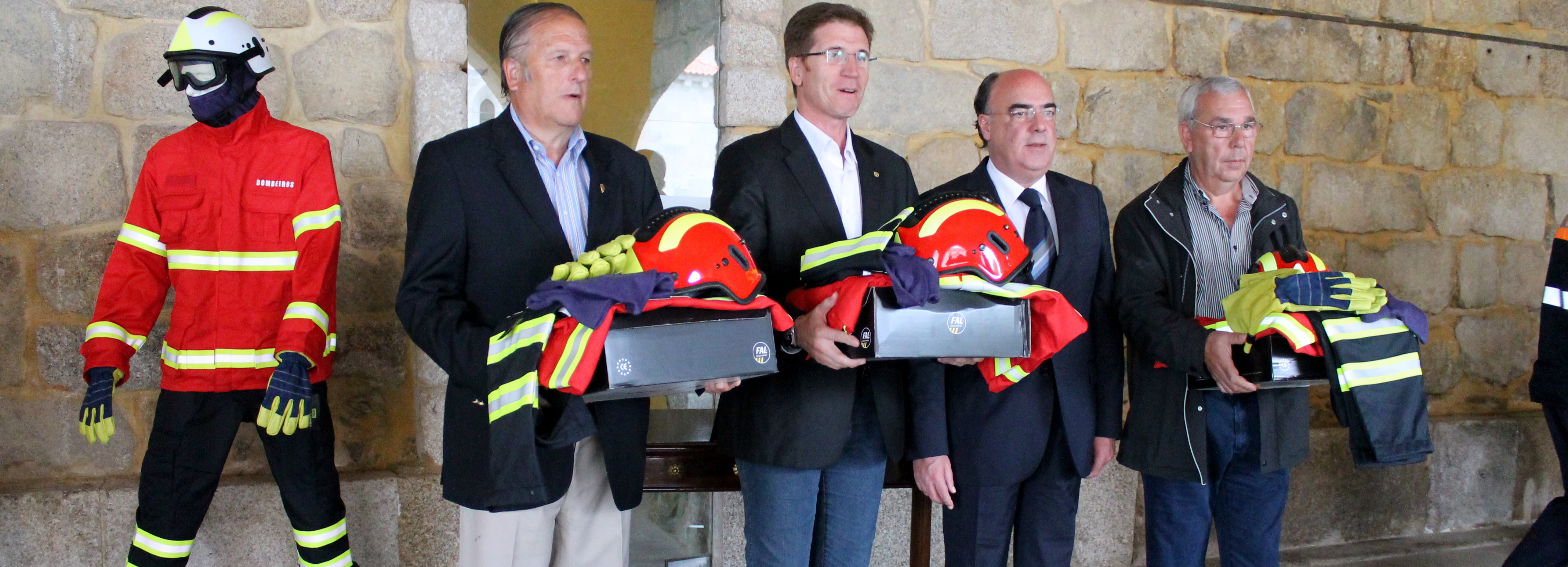 Bombeiros do concelho recebem equipamentos de proteção individual contra incêndios