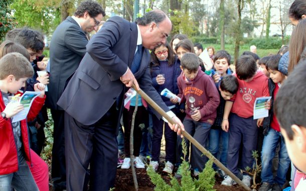 presidente da câmara e alunos de escolas do con...