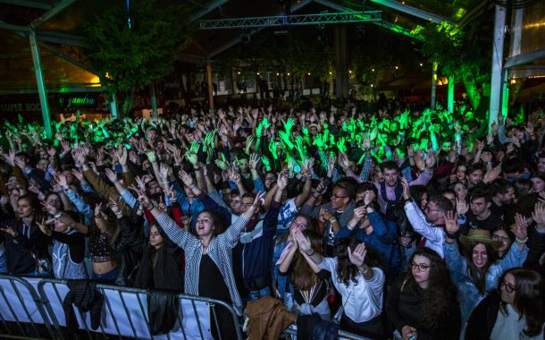 “bamos às cruzes!” aposta em copos de plástico ...