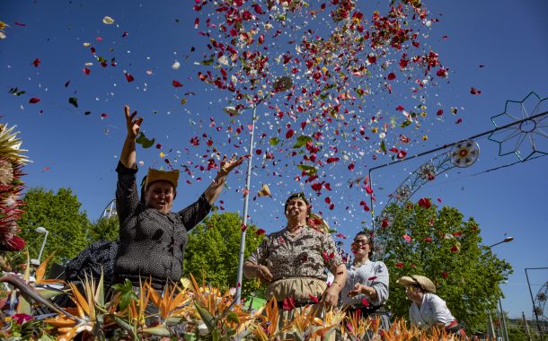 festa das cruzes atrai milhares de pessoas a ba...