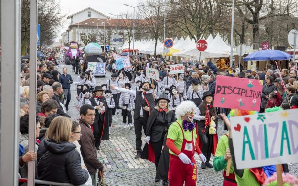 multidão em barcelos para assistir ao carnaval
