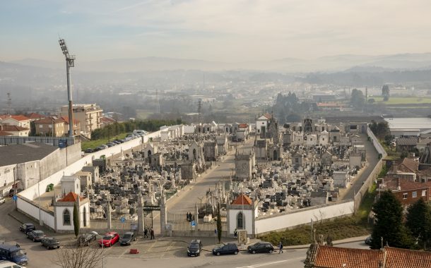 cemitério municipal e parque de estacionamento ...