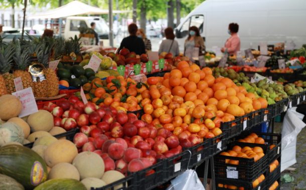 comerciantes do mercado no espaço da feira a pa...