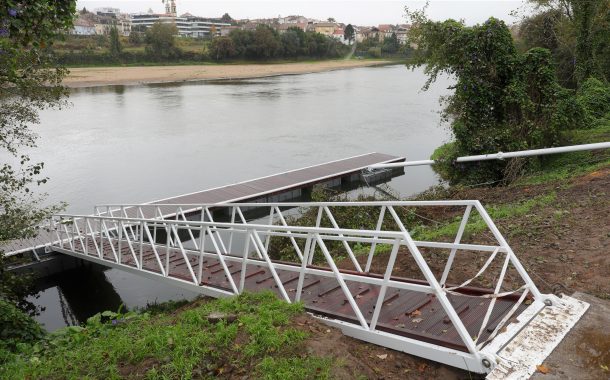 instalação de ancoradouros nas margens do rio c...