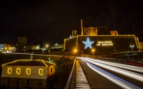 iluminação de natal instalada nas ruas de barcelos