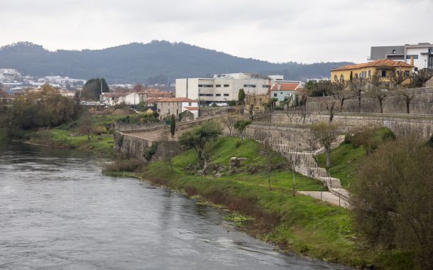 passadiço na margem do cávado aguarda visto do ...