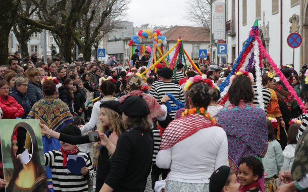 multidão em barcelos para celebrar o carnaval