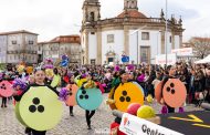 multidão em barcelos para celebrar o carnaval