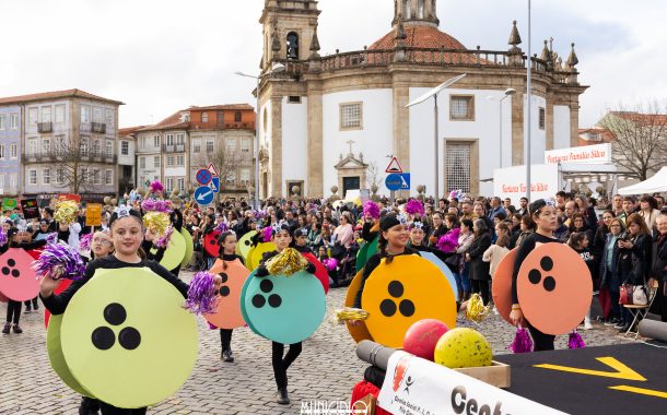 multidão em barcelos para celebrar o carnaval