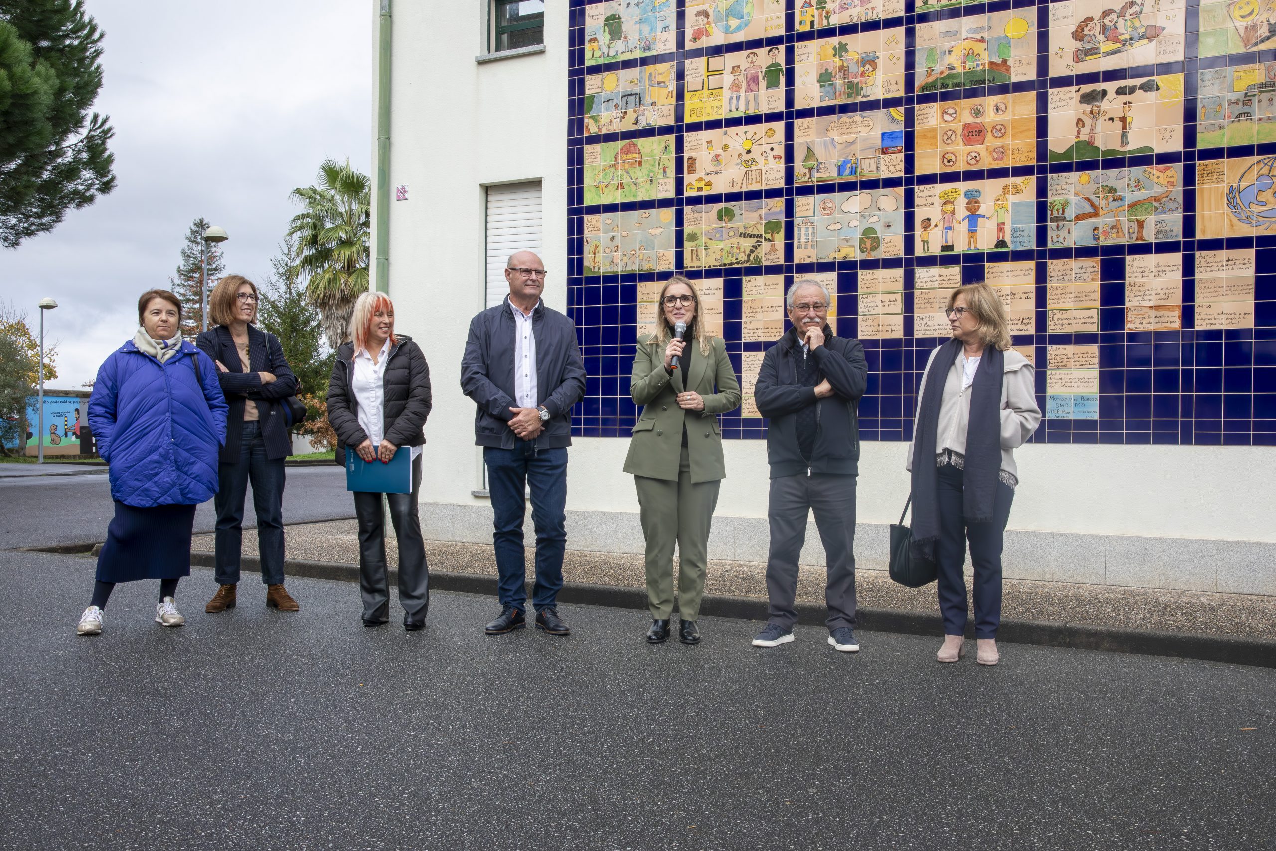 Direitos das crianças em painel de azulejos na Escola Básica de Fragoso