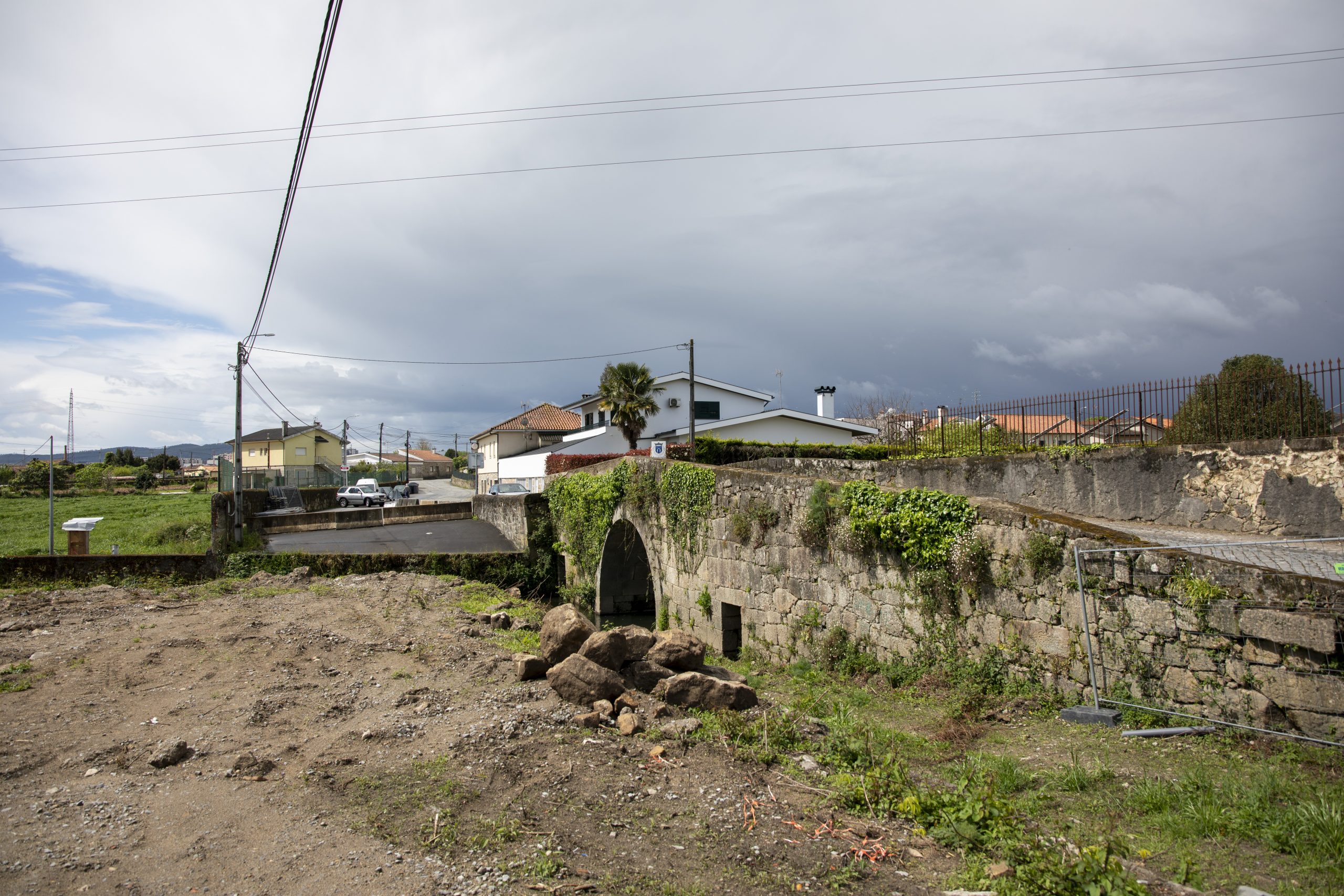 Construção da nova ponte sobre a Ribeira das Pontes em Tamel S. Veríssimo já arrancou