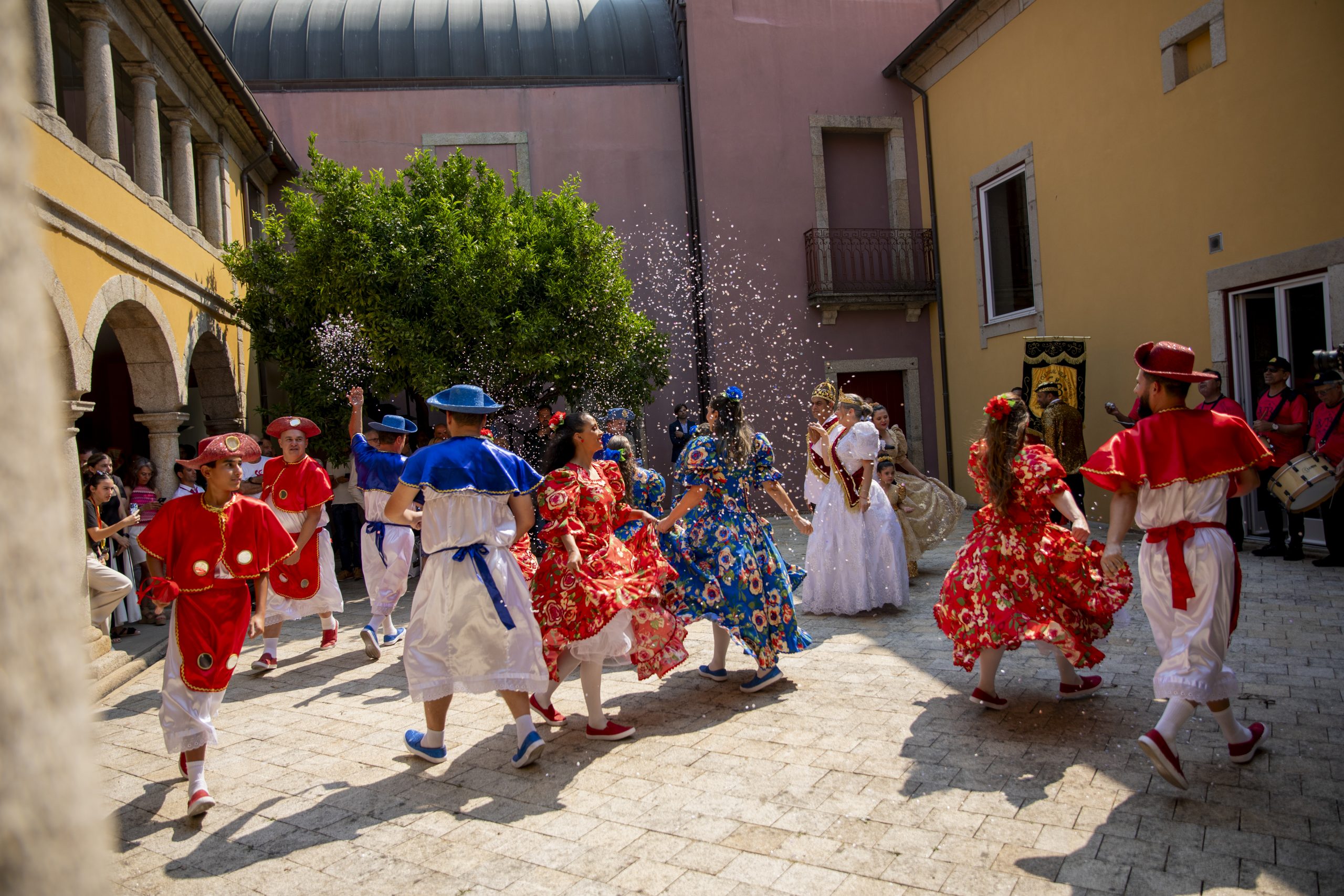 Grupos participantes no Festival Internacional de Folclore Rio recebidos na Câmara Municipal