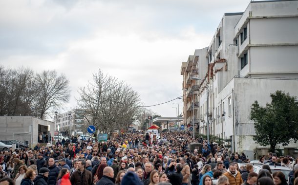multidão em barcelos para celebrar o carnaval
