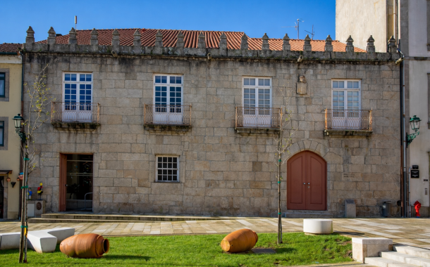 edifício da biblioteca municipal de barcelos va...